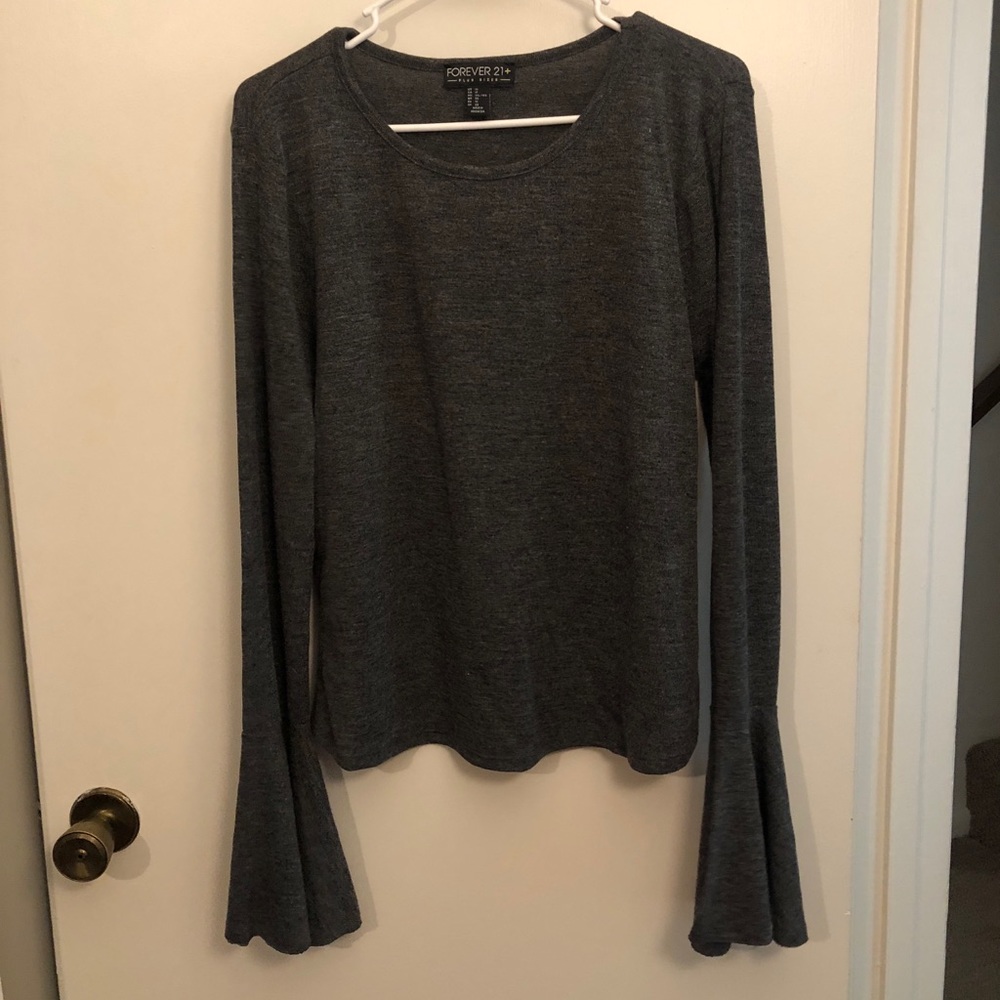Never worn - gray peplum sleeved top!